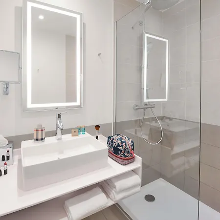 Hotel Novotel Centre - Porte De Geneve 4*